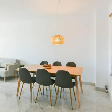 アパート Lovely Spacious ベナルマデナ